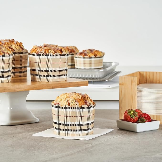 Panificio 10 Ounce Cupcake Wrappers, 200 Scalloped Baking Cups - Image 4