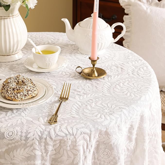 patdrea Vintage Ruffle Tablecloth - Image 4